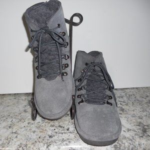 BearPaw 9 Gray Suede Ankle Boots Kerri Sheepskin Footbed